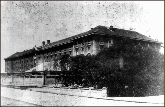 1920年10月，李大钊建立北京共产党早期组织。图为北大沙滩红楼外景.png