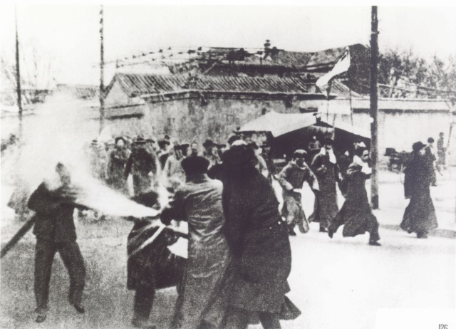 1935年12月9日，北平学生举行声势浩大的示威游行。高呼“停止内战，一致抗日”、“反对华北五省自治”等口号，并同军警搏斗。图为游行的队伍.png